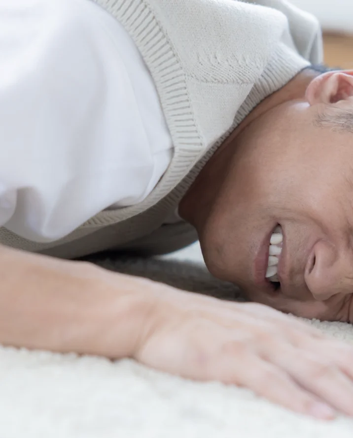 脳の異常により倒れている高齢男性