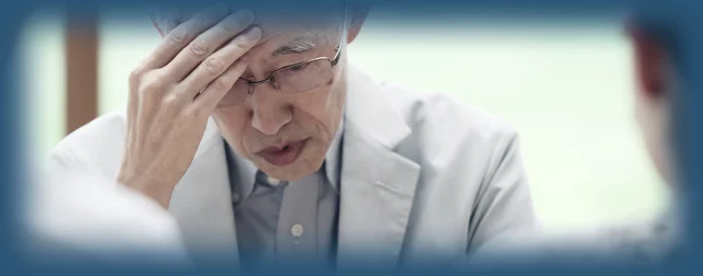 認知症を心配する高齢者